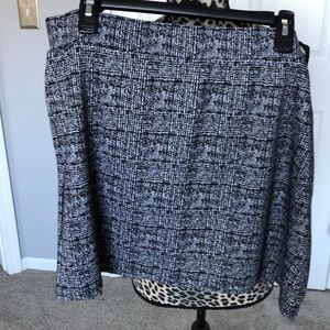 Short mini skirt with black and white print